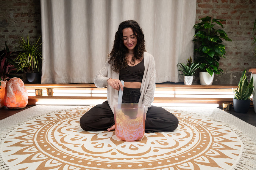 MEINL Sonic Energy 9" Essence Crystal Singing Bowl, 128 Hz, Helles Rosé Gold, Blume des ECSB128FOL