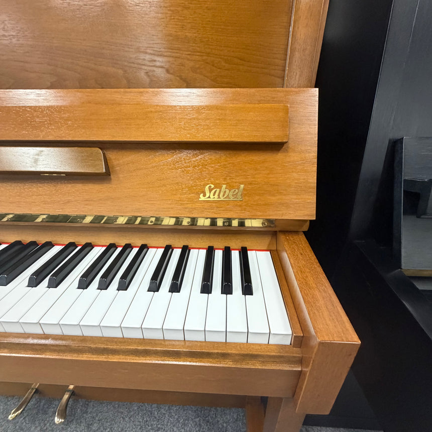 SCHIMMEL-SABEL Klavier 120 K Occasion Nussbaum Bj. 1983, sehr guter Zustand m. Renner Mechanik (gebraucht) - Musik-Ebert Gmbh