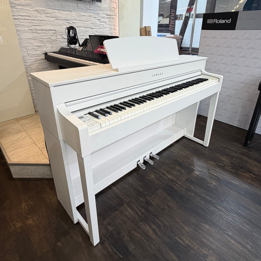 Yamaha E-Piano CLP-575 weiss Occasion, sehr guter Zustand Bj. 2016, inkl. Bank (gebraucht)