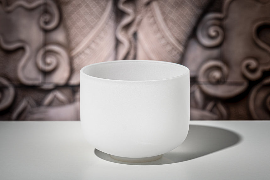 Bol chantant en cristal Meinl CSB8B, blanc dépoli, 8 pouces, si, 432 Hz – bol devant un fond texturé
