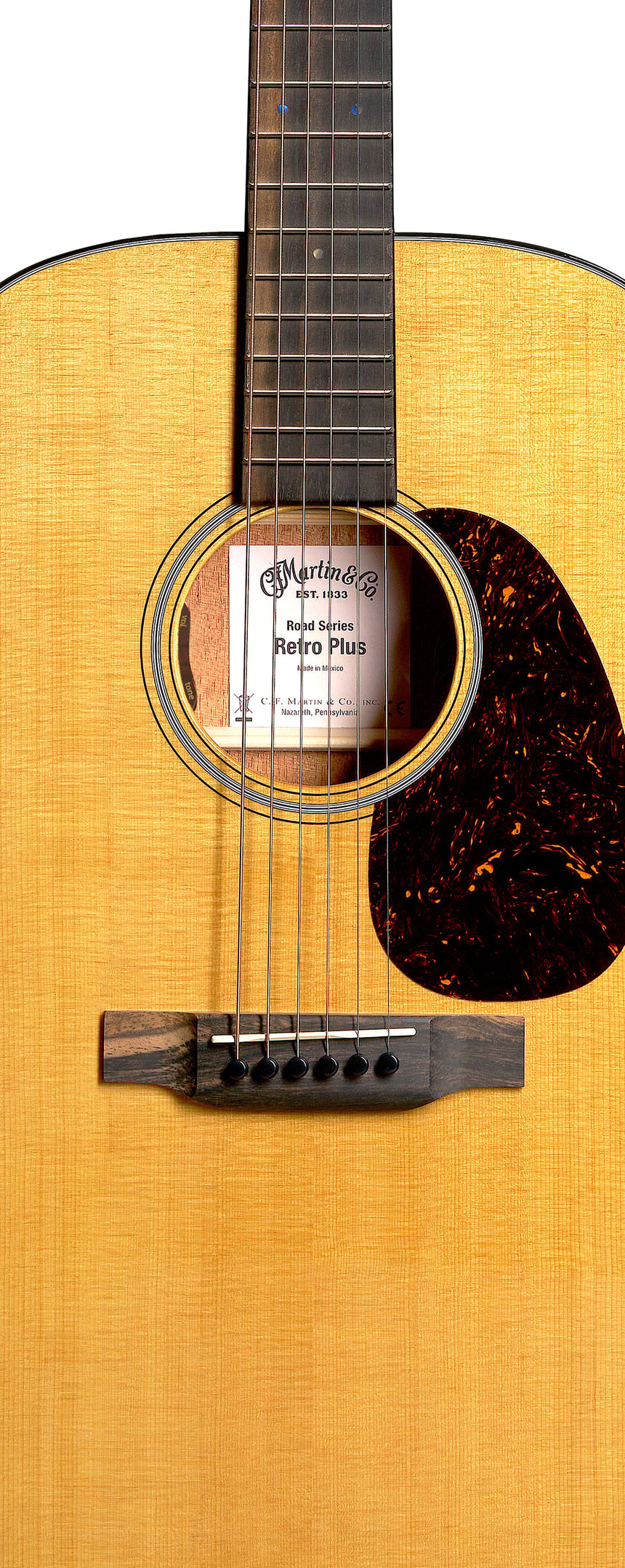 Guitare acoustique Martin DE-RM Retro Mahogany, finition naturelle Aging Toner – détail de la table et de la rosace.