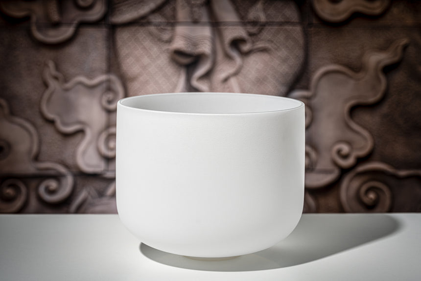 MEINL Sonic Energy CSB12E, blanc dépoli – devant un fond ornementé