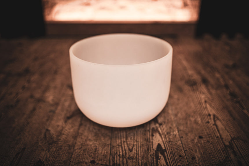 MEINL Sonic Energy CSB12E, blanc dépoli – sur une table en bois sombre