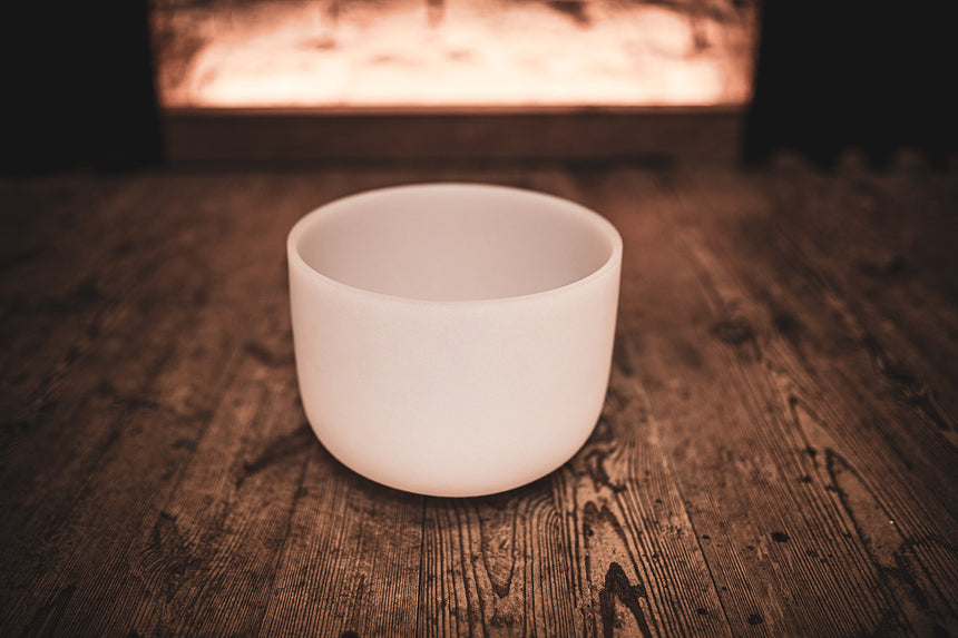 MEINL Sonic Energy CSB10F, blanc dépoli – sur une table en bois sombre