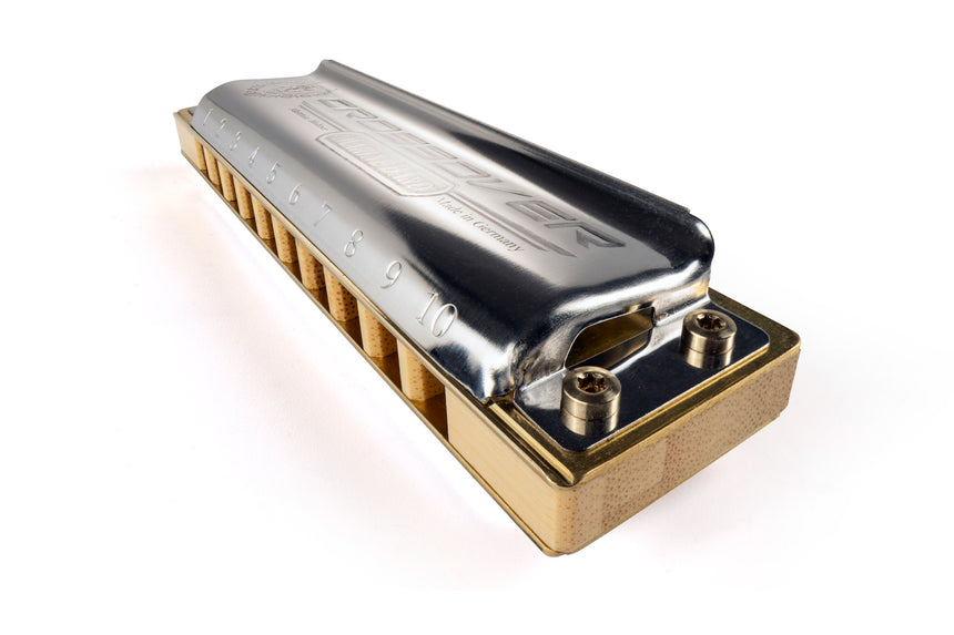 Hohner Marine Band Crossover Mundharmonika, Edelstahl und Bambus – schräge Detailansicht von Deckel und Kanzellen