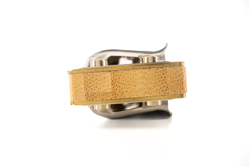 Hohner Marine Band Crossover Mundharmonika, Edelstahl und Bambus – linke Stirnseite des Bambuskamms
