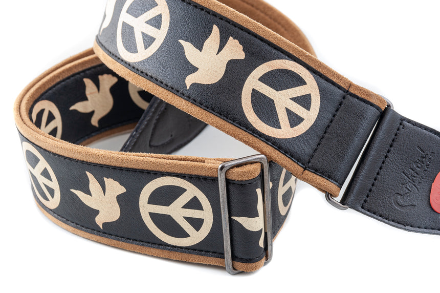Sangle de guitare RightOn! Legend Peace & Doves, noir et beige – détail du motif, de la boucle et de l’extrémité