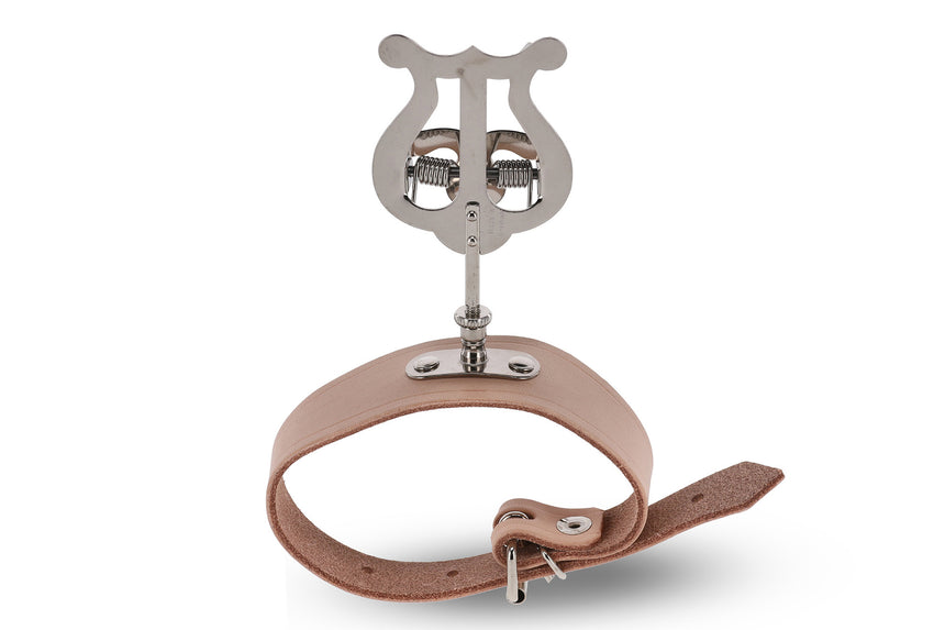GEWA Querflöten-Lyra 730.490, vernickelt mit braunem Lederarmband, Vorderansicht