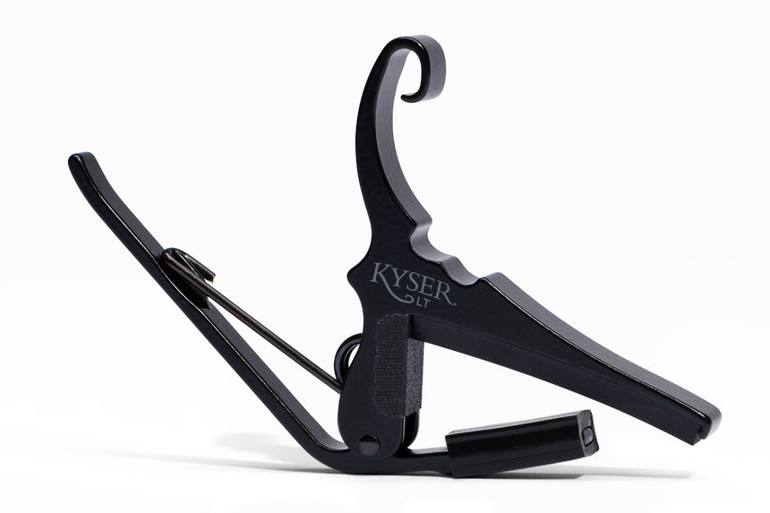 Capodastre Kyser KG6LTA noir à faible tension pour guitare acoustique – vue avant sur fond blanc.
