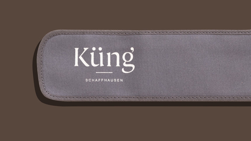 Housse grise en coton Küng 9301 pour flûte à bec soprano, détail du logo