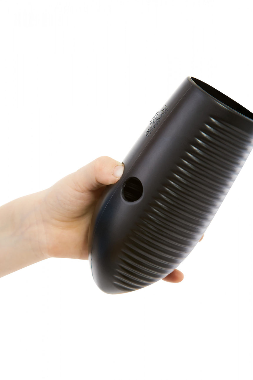 Mini güiro NINO NINO581BK noir – détail de la surface striée tenue en main