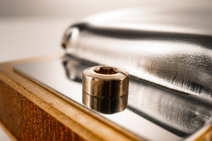 Hohner Blues Harp MS, sommier en bois brun et capots métalliques – détail de fixation du capot