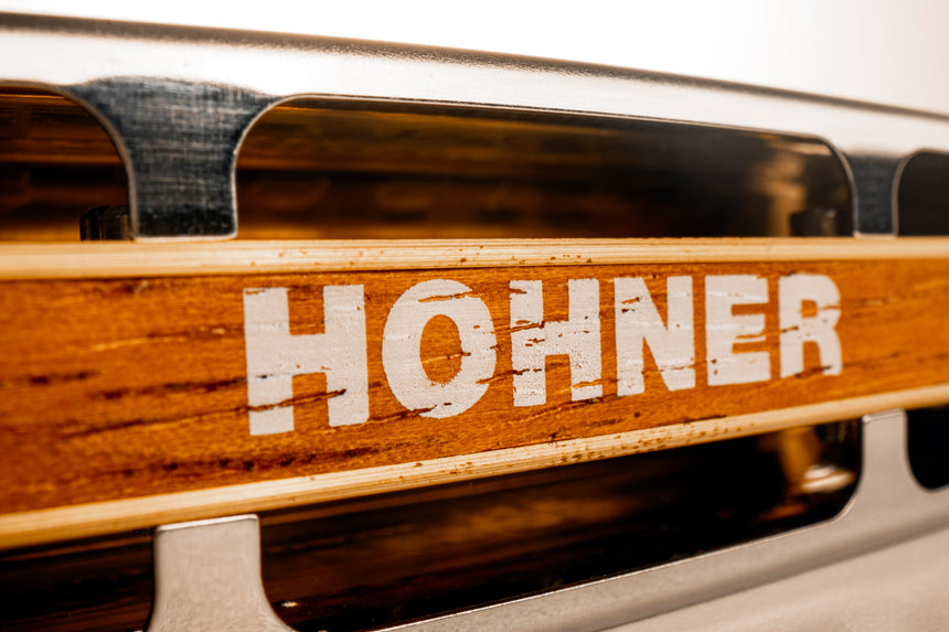 Hohner Blues Harp MS, sommier en bois brun et capots métalliques – détail du sommier en bois