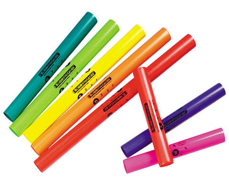 Bunte Boomwhackers Klangröhren des diatonischen C-Dur-Satzes nebeneinander