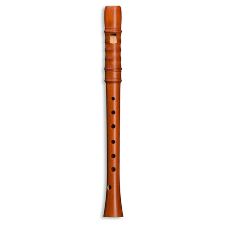 Vorderansicht der dunkel gebeizten Kynseker-Sopranblockflöte aus Ahorn mit Einfachlöchern vor weißem Hintergrund; nur das Instrument.