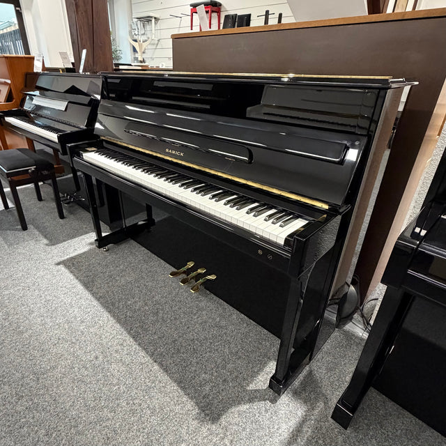 SAMICK Klavier SU 110G schwarz poliert Occasion Bj. 1995 sehr guter Zustand (gebraucht) - Musik-Ebert Gmbh