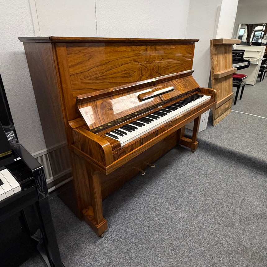 STEINWAY & SONS Klavier Mod. V-125 Wurzelnussbaum Occasion Bj. 1945 Generalüberholt (gebraucht) - Musik-Ebert Gmbh