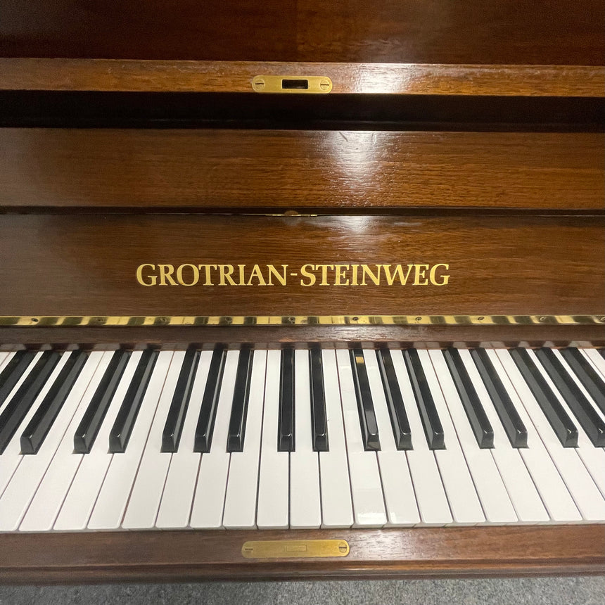 GROTRIAN-STEINWEG Klavier 122 K Occasion Nussbaum sehr guter Zustand Bj. 1985 (gebraucht) - Musik-Ebert Gmbh