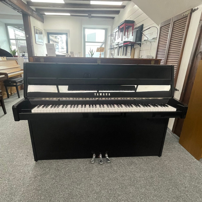Piano Yamaha B1, noir, chrome poli, d'occasion, année 2021, état neuf