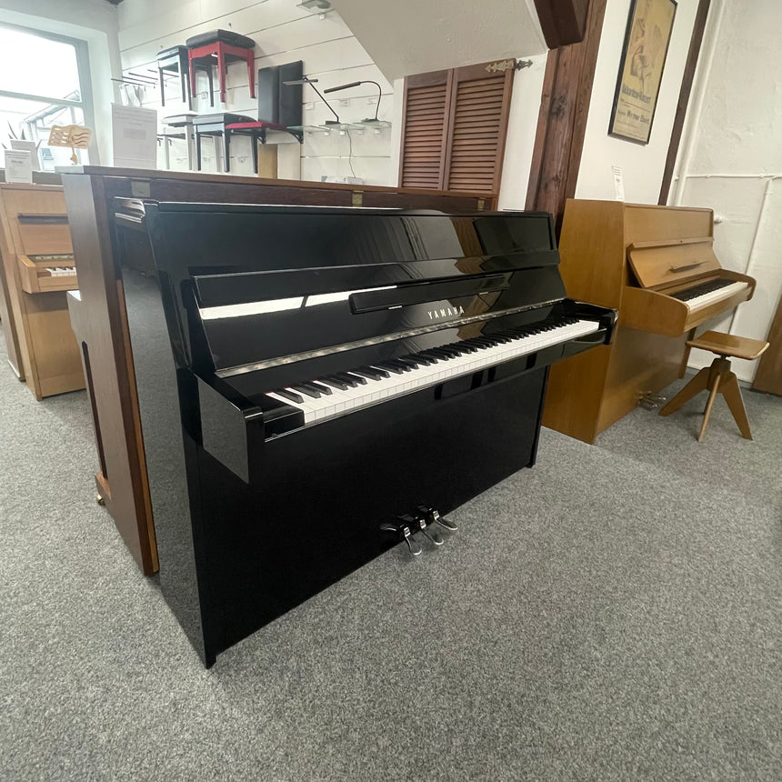 Piano Yamaha B1, noir, chrome poli, d'occasion, année 2021, état neuf