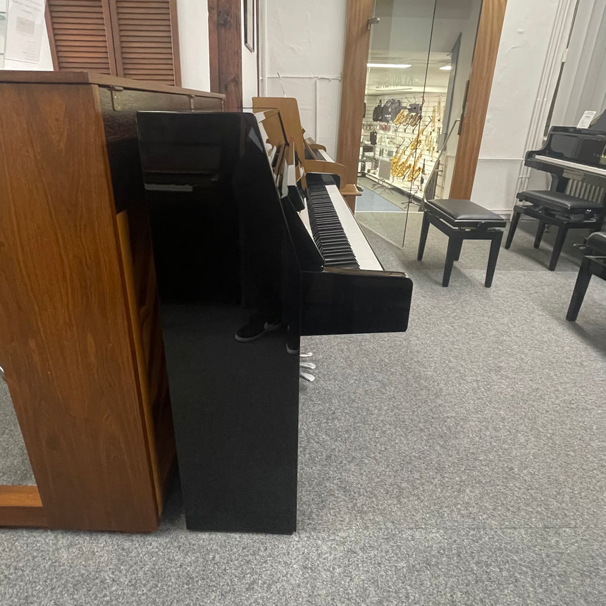 Piano Yamaha B1, noir, chrome poli, d'occasion, année 2021, état neuf
