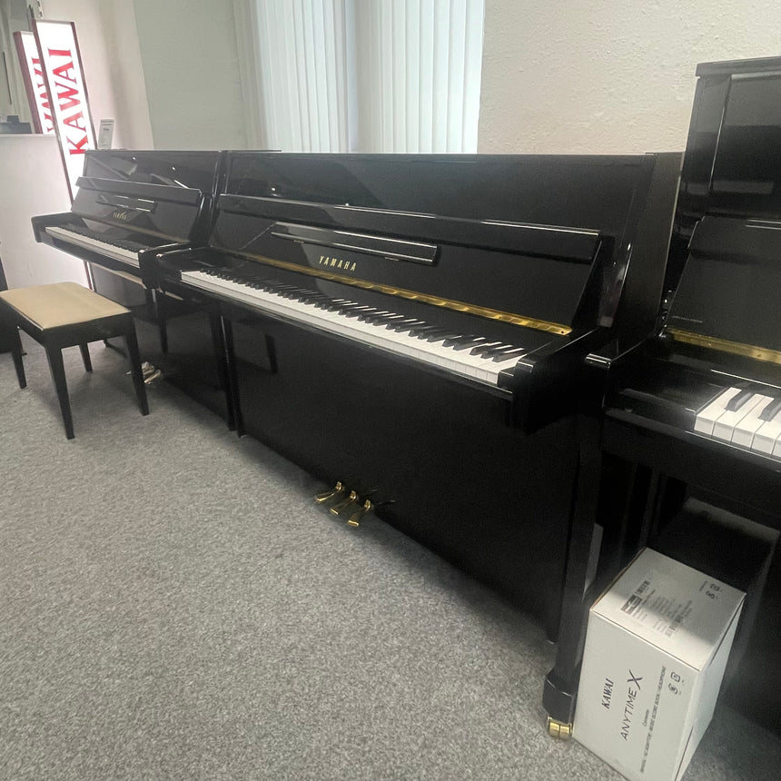 Piano Yamaha M 108 d'occasion, noir poli, original fabriqué au Japon, construit en 1993, très bon état (utilisé)