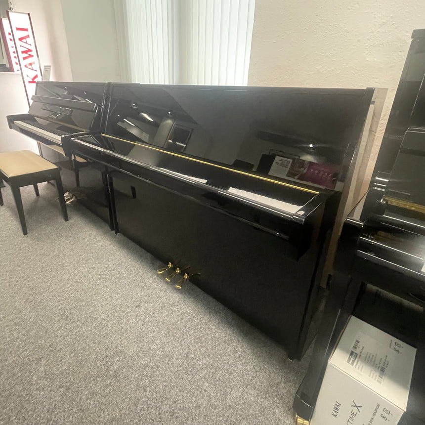 Piano Yamaha M 108 d'occasion, noir poli, original fabriqué au Japon, construit en 1993, très bon état (utilisé)