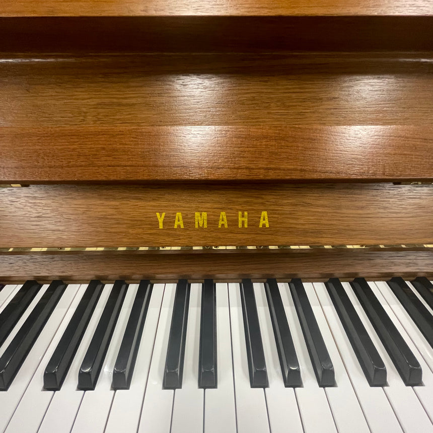 Yamaha Klavier M1J Nussbaum Bj. 1978 (gebraucht) mit Klavierbank