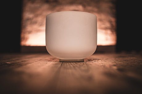 Bol chantant en cristal Meinl CSB8B, blanc dépoli, 8 pouces, si, 432 Hz – vue de face sur bois, éclairage chaud