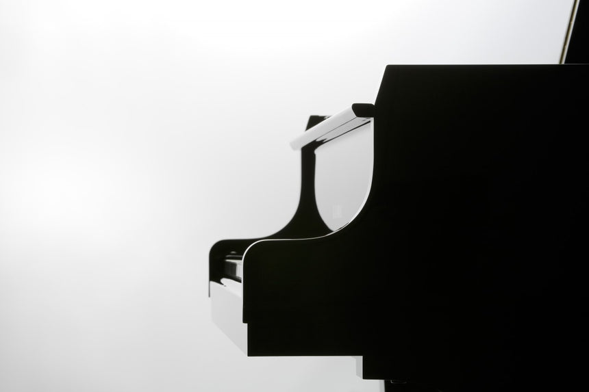 Flanc du piano à queue Kawai GL-50 noir poli, détail du fabricant