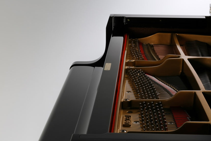 Bord supérieur du meuble et intérieur du piano à queue Kawai GL-50 noir poli