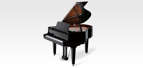Piano à queue Kawai GL-10 noir poli, ferrures chromées et couvercle ouvert, vue studio