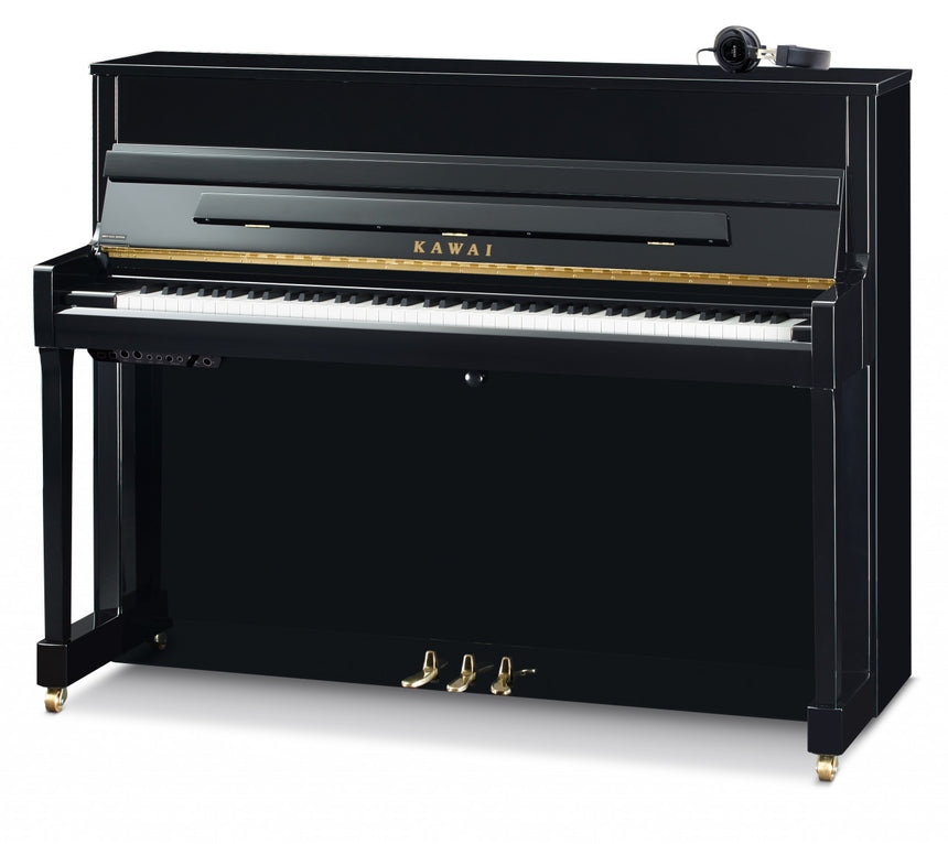 Kawai K-200 ATX4, schwarz poliert – Dreiviertelansicht mit ATX4-System und Kopfhörern.