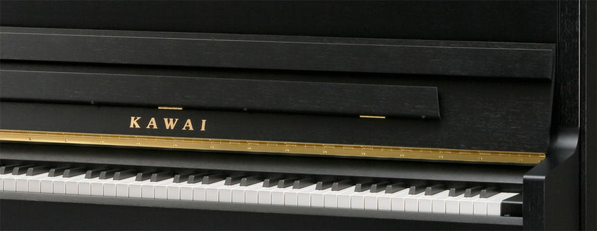 Piano droit Kawai E-200 noir mat – gros plan du clavier et du panneau avant.