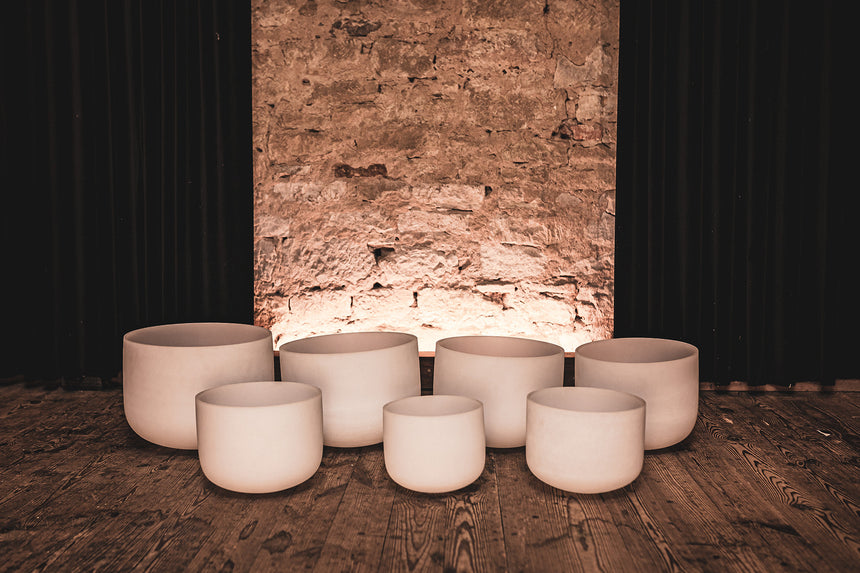 Meinl CSBSETCHA, set de bols chantants en cristal blanc dépoli – dans une pièce