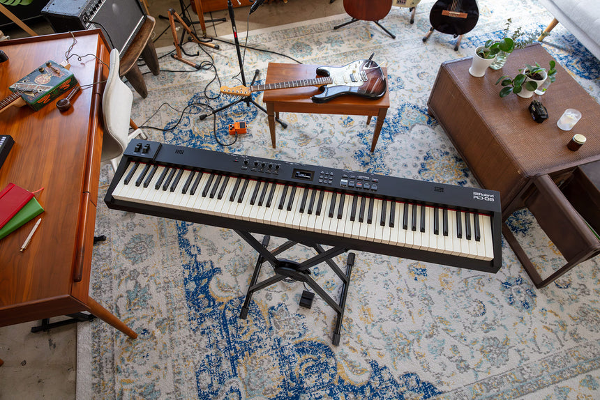 Piano de scène Roland RD-08 noir – dans une pièce