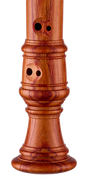 Flûte à bec soprano Moeck Rottenburgh 4208 en bois de rose – détail des doubles trous et du pied