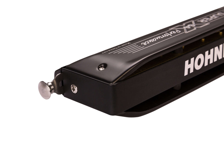Hohner Super 64X Performance Mundharmonika in Schwarz – Schrägansicht