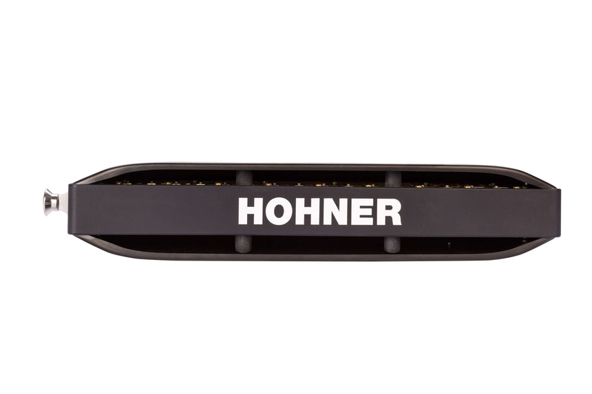 Hohner Super 64X Performance Mundharmonika in Schwarz – Seitenansicht mit Hohner-Schriftzug