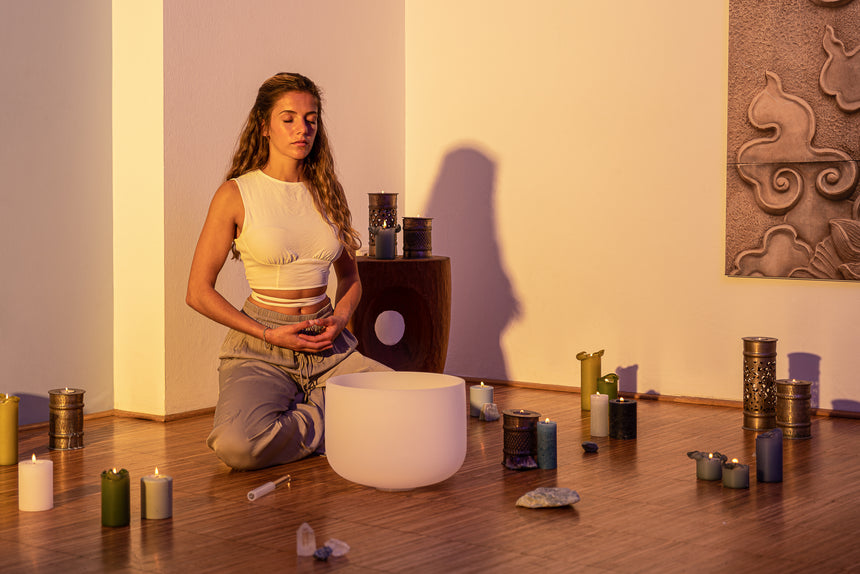 MEINL Sonic Energy CSB13D, weiß mattiert – in einer Meditationsszene
