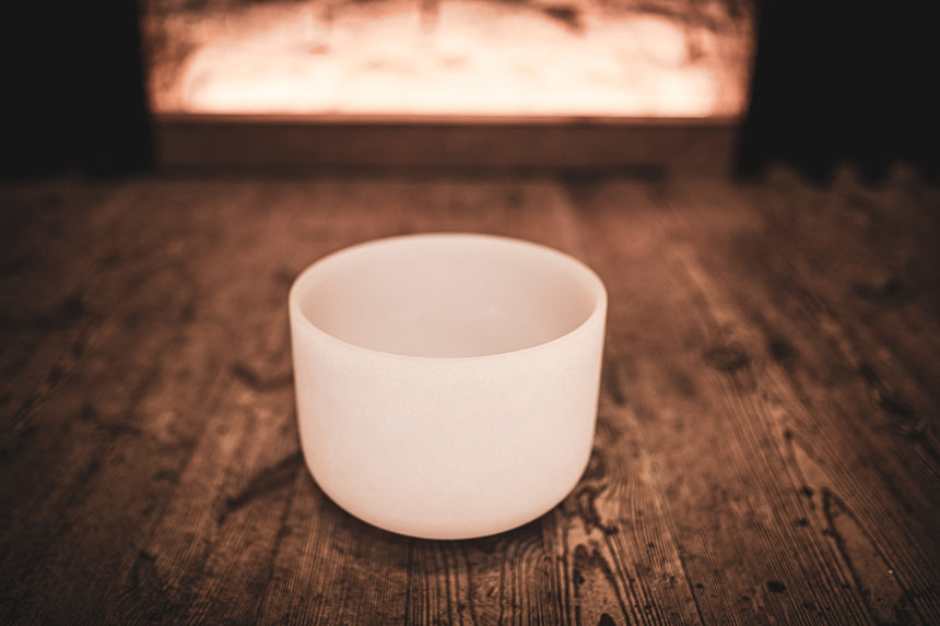 MEINL Sonic Energy CSB9A, blanc dépoli – sur une table en bois sombre