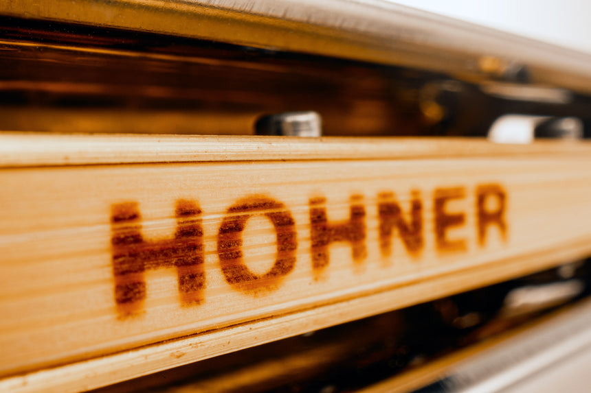 Hohner Marine Band Crossover Mundharmonika, Edelstahl und Bambus – Bambuskamm mit Hohner-Schriftzug im Detail