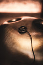 MEINL Sonic Energy SEPU Tonabnehmer, schwarz – Anwendungsbild auf einer Handpan, Hochformat
