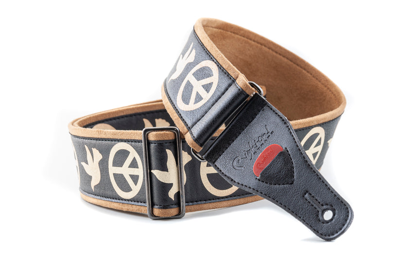 Sangle de guitare RightOn! Legend Peace & Doves, noir et beige – autre vue oblique, enroulée