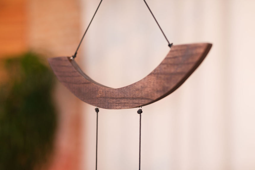 MEINL Sonic Energy MMC49S silver 125 cm Moon chime – curved wooden suspension detail