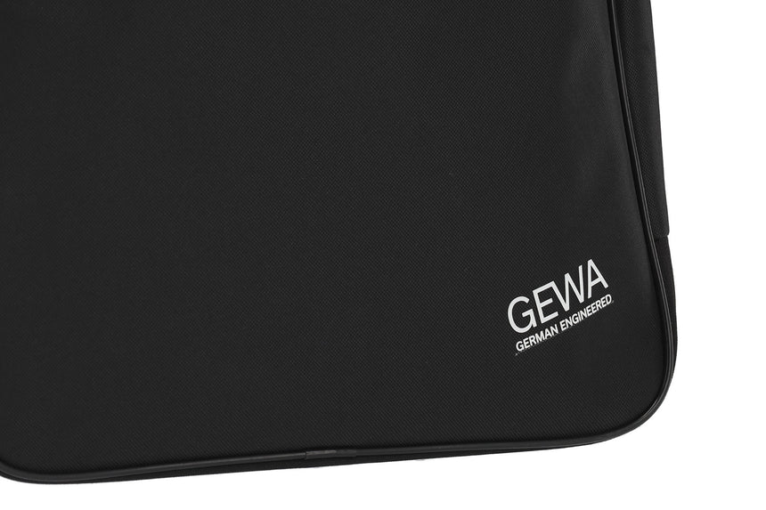 GEWA Basic 5 Konzertgitarrentasche 4/4 in Schwarz – Detail des Logos am Taschenboden