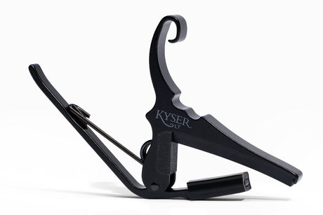 Capodastre Kyser KG6LTA noir à faible tension pour guitare acoustique – vue avant sur fond blanc.