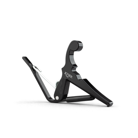 Capodastre Kyser KBMBA noir pour banjo, mandoline et ukulélé – vue de trois-quarts sur fond blanc.