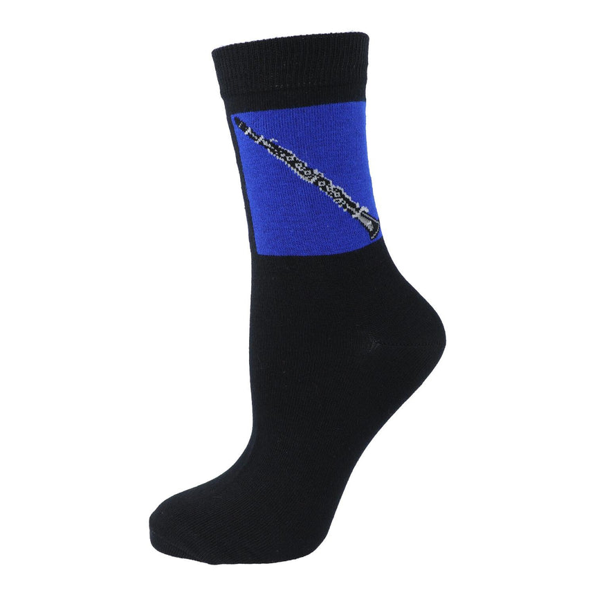 Kübler SOCL Klarinetten Socken – gespannte schwarze Socke mit Klarinettenmotiv auf blauem Feld, weißer Hintergrund