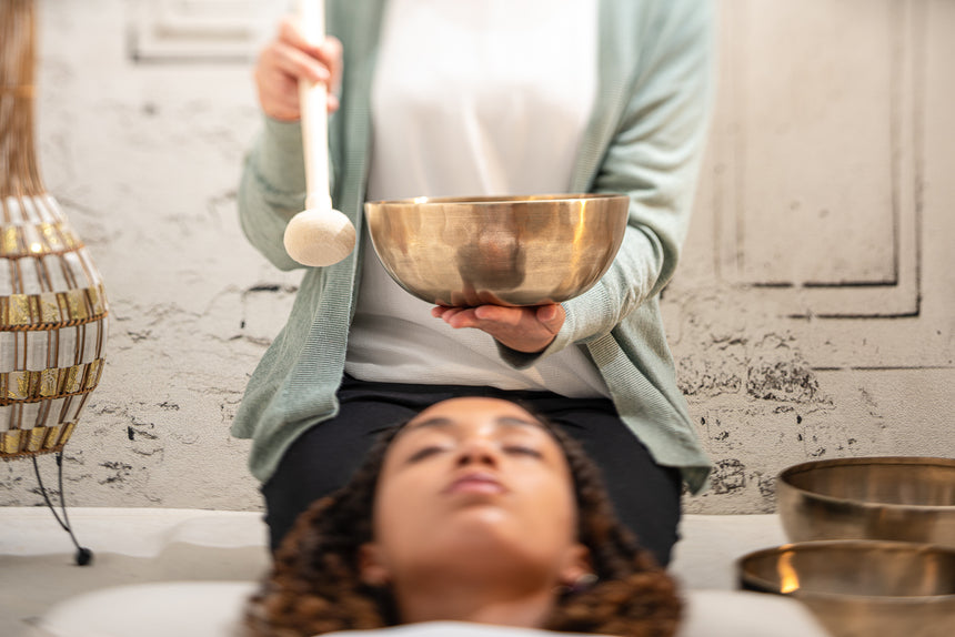 Meinl SB-M-ST-L, natural wood, small felt head, large 31.60 cm handle – mallet at a singing bowl during a sound session
